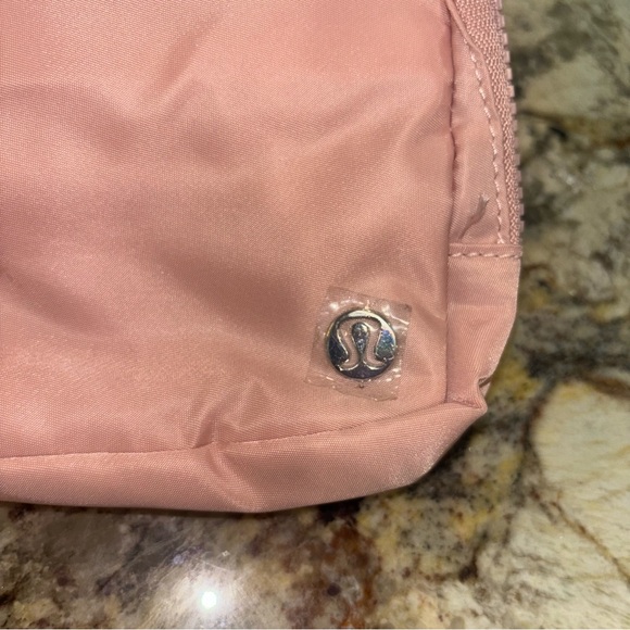 Lululemon Everywhere Belt Bag NWT - Picture 9 of 11